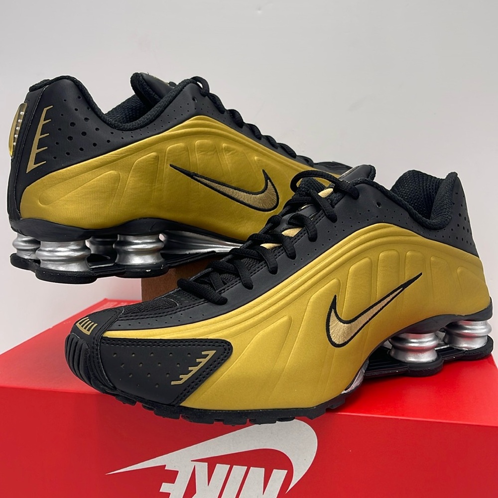 Nike WMNS Shox R4
Sneakers 
Black/Metallic Silver/Metallic
Gold
Style AR3565-005 - Picture 13 of 16